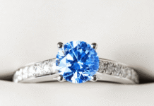 Sužadėtuvių žiedai su brangakmeniais: daugiau nei mada? Sužadėtuvių žiedai su brangakmeniais, pavaizduotas žiedas su mėlynu safyru ir deimantais – išskirtinis pasirinkimas vietoje tradicinio deimanto.