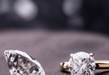 Mitai apie laboratorinius deimantus: kas tiesa, o kas – reklama? Mitai apie deimantus paneigiami vaizde su laboratoriniu deimantu ir sužadėtuvių žiedu – vizualiai neatskiriami nuo natūralių akmenų.