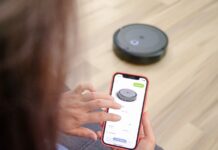 „Protingi namai 2025: kokios technologijos jau keičia mūsų kasdienybę“ Šeimininkė stebi savo išmanųjį siurblį nuotoliniu būdu.