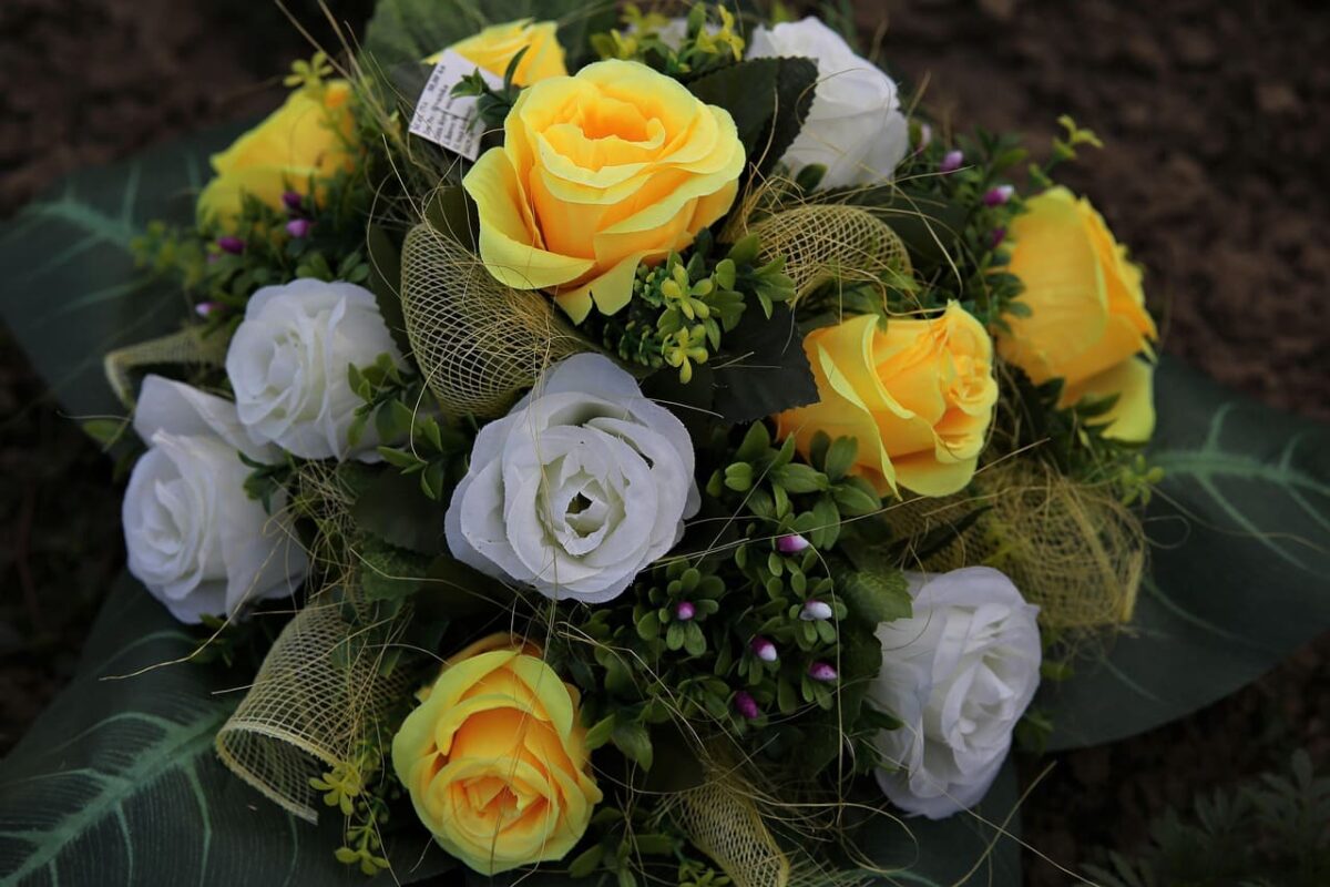 Dirbtiniai augalai. Netikros rožės