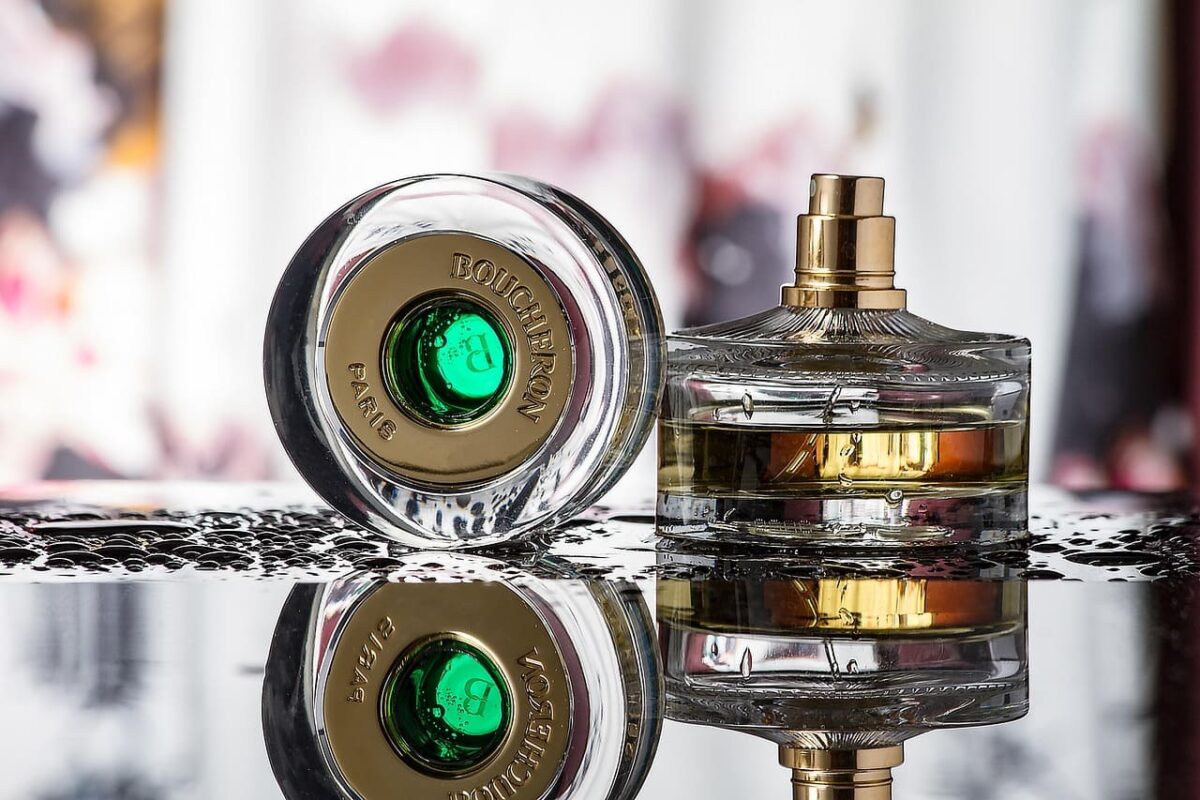 Kaip atpažinti dirbtinius kvepalus.