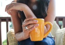 Ar kavos gėrimas ryte kenkia? Dažniausi mitai ir tiesa Ar kavos gerimas ryte kenkia. Mergina ryte geria kavą.