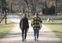 Ar reikia 10 000 žingsnių per dieną? Nauji tyrimai keičia požiūrį ar reikia 10 000 žingsnių per dieną. Pasivaikščiojimas parke.