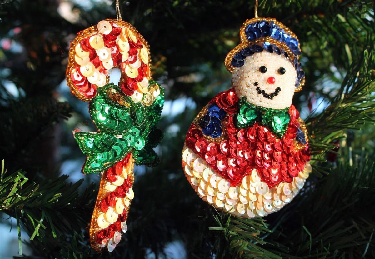 Eglučių dekoravimo tendencijos. Rankų darbo žaisliukai tampa mėgstamiausiu dizainerių pasirinkimu.