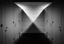 Kodėl šunys lydi šeimininką iki tualeto? Tikroji priežastis Kodėl šunys lydi šeimininką į tualetą.