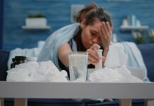 Kalcio trūkumas – tylus pavojus, kuris silpnina kūną Kalcio trūkumas. Mergina jaučia nuovargį dėl kalcio trūkumo.