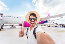 Kelionė į Turkiją: klaidos, kurios sugadina atostogas dar neprasidėjus Kelionė į Turkiją prasideda oro uoste – keliautojas prie lėktuvo prieš išvykimą atostogų kryptimi.