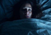 Miego paralyžius: kas tai ir kodėl tai vyksta? Miego paralyžius. Mergina patiria miego paralyžių.