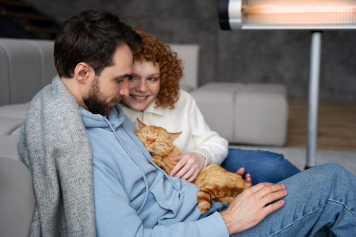 kate-tapo-pernelyg-meili Katė tapo pernelyg meili. Katė guli ant šeimininko krūtinės.