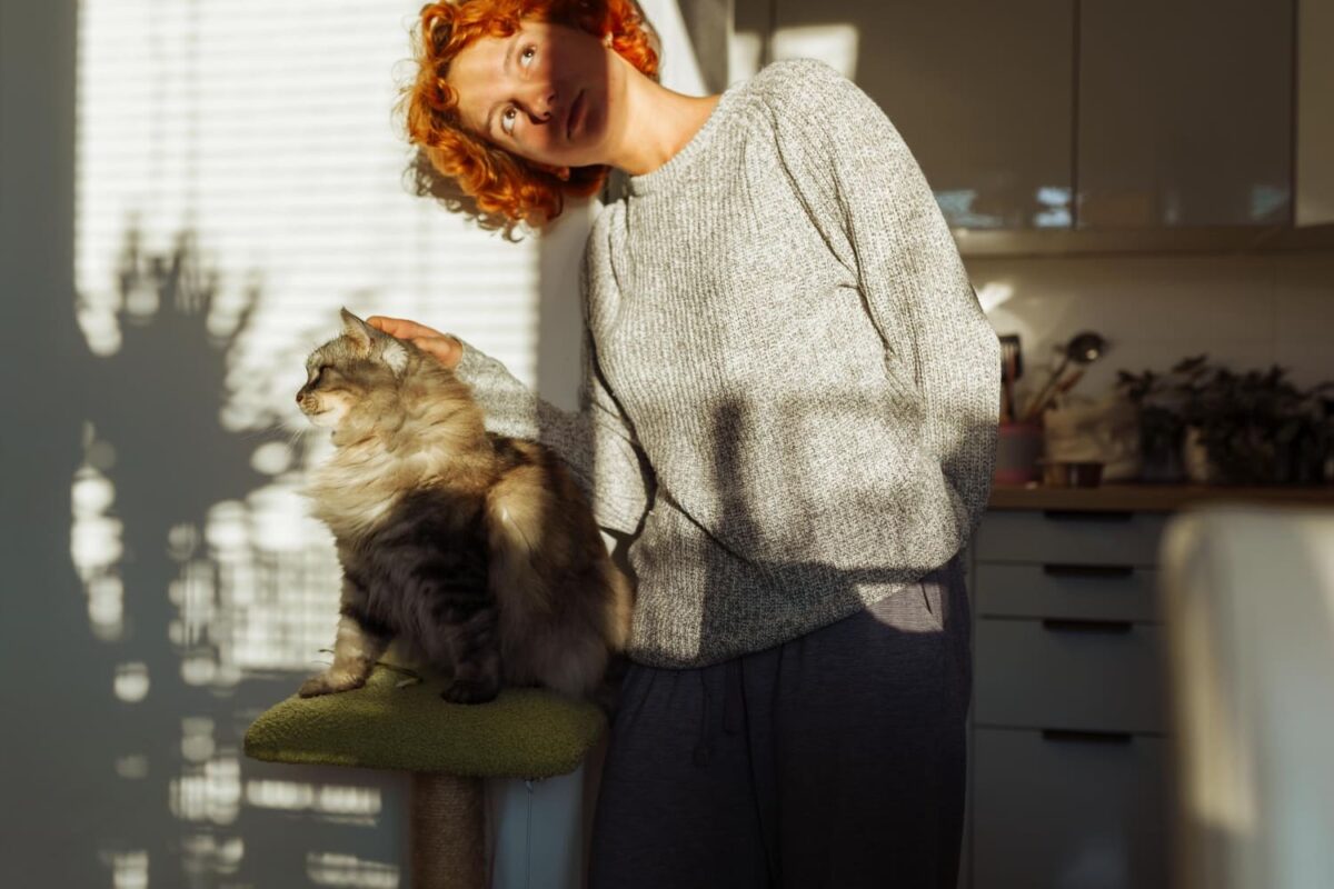 Nemalonus augintinio kvapas. Katė su šeimininke virtuvėje.