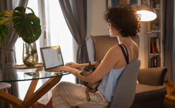 Dirbate iš namų? Šie patarimai padės susitvarkyti su augintiniais Darbas iš namų su augintiniais.