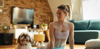 Doga: nauja tendencija, kur joga atliekama kartu su šunimi Doga