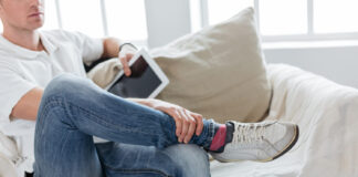 Jei sėdint nuolat purtote koją, gali trūkti vieno svarbaus mineralo Nevalingas kojos purtymas sėdint.