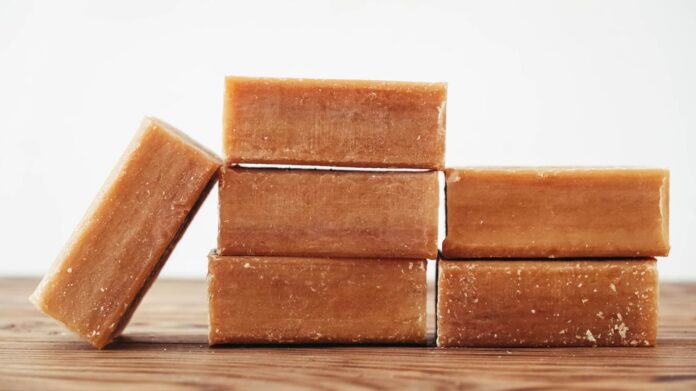 ukiskas-muilas-sode-muilas Ūkiškas muilas sode.