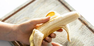 Neišmeskite bananų žievių: jos gali padaryti stebuklą jūsų darže Bananų žievės pomidorams ir agurkams.