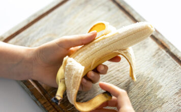 Neišmeskite bananų žievių: jos gali padaryti stebuklą jūsų darže Bananų žievės pomidorams ir agurkams.