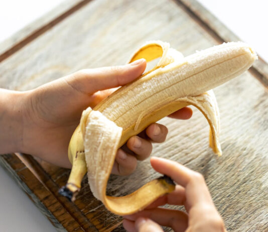 Neišmeskite bananų žievių: jos gali padaryti stebuklą jūsų darže Bananų žievės pomidorams ir agurkams.