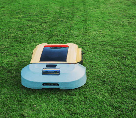 Nusipirko vejos robotą ir nesigaili: štai kas labiausiai nustebino Vejos robotas.