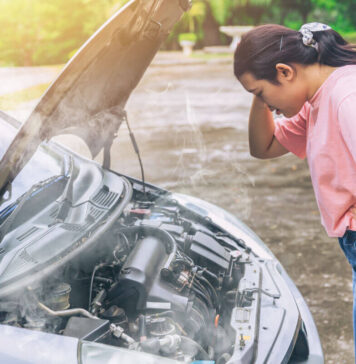 Perkaitęs variklis: kokios gali būti pasekmės? Perkaitęs variklis - garuojantis automobilio variklis ir galimas aušinimo sistemos gedimas