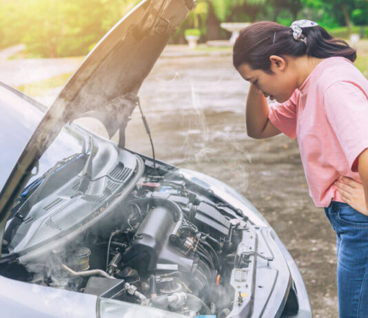 Perkaitęs variklis: kokios gali būti pasekmės? Perkaitęs variklis - garuojantis automobilio variklis ir galimas aušinimo sistemos gedimas
