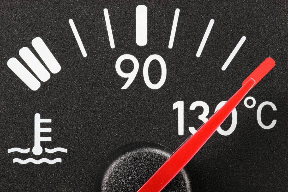 Perkaitęs variklis - pavojingai aukšta variklio temperatūra automobilio prietaisų skydelyje
