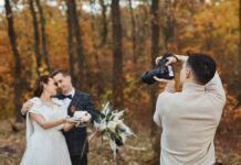 Kodėl vestuvių nuotraukos po 10 metų tampa viena brangiausių vestuvių dalių? Fotografas įamžina jaunavedžių akimirką vestuvių dieną, kurdamas prisiminimus, kurių vertė išlieka daugelį metų.