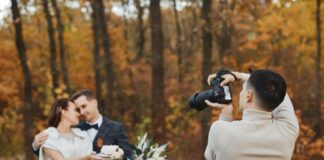 Kodėl vestuvių nuotraukos po 10 metų tampa viena brangiausių vestuvių dalių? Fotografas įamžina jaunavedžių akimirką vestuvių dieną, kurdamas prisiminimus, kurių vertė išlieka daugelį metų.