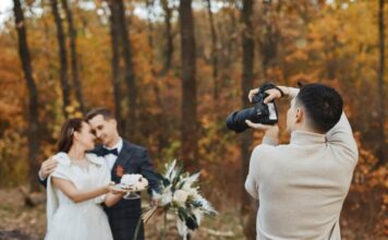 Kodėl vestuvių nuotraukos po 10 metų tampa viena brangiausių vestuvių dalių? Fotografas įamžina jaunavedžių akimirką vestuvių dieną, kurdamas prisiminimus, kurių vertė išlieka daugelį metų.
