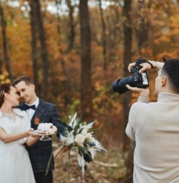 Kodėl vestuvių nuotraukos po 10 metų tampa viena brangiausių vestuvių dalių? Fotografas įamžina jaunavedžių akimirką vestuvių dieną, kurdamas prisiminimus, kurių vertė išlieka daugelį metų.