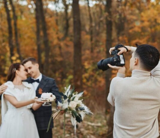 Kodėl vestuvių nuotraukos po 10 metų tampa viena brangiausių vestuvių dalių? Fotografas įamžina jaunavedžių akimirką vestuvių dieną, kurdamas prisiminimus, kurių vertė išlieka daugelį metų.